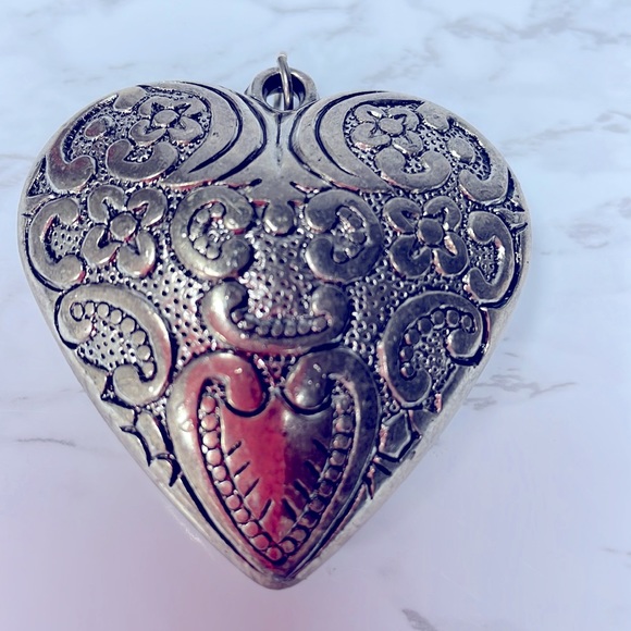 Large, lightweight heart shaped decorative embossed metal pendant for necklace - Picture 5 of 10